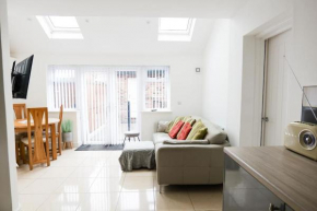 Motorway Access, Cosy Flat